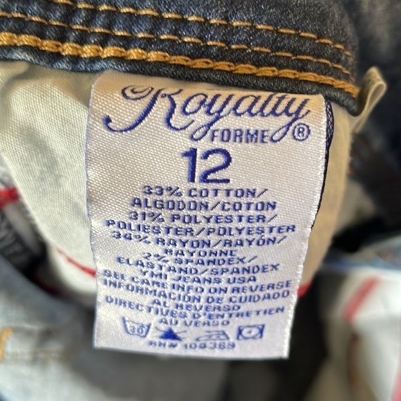 Royalty Distressed Capri Jeans Size: 12 - Picture 13 of 13